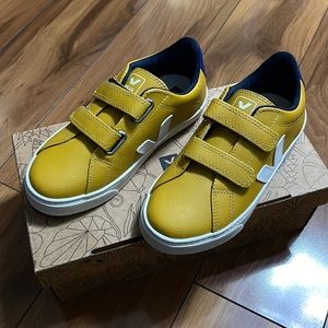 New in box VEJA sneakers mustard kids EUR 33 / US 2